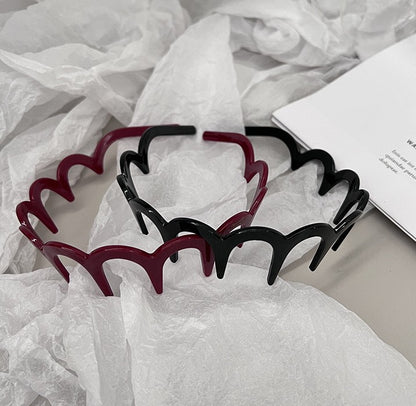 Wavy acrylic headband with teeth