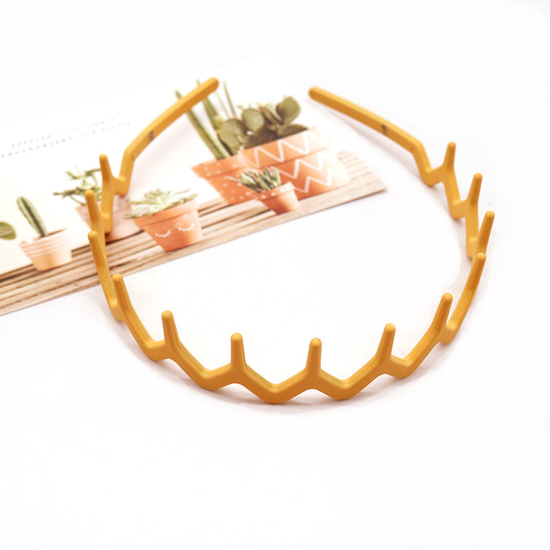 Wavy edge acrylic headband with teeth