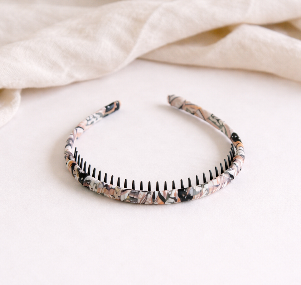 Ruched headband with teeth