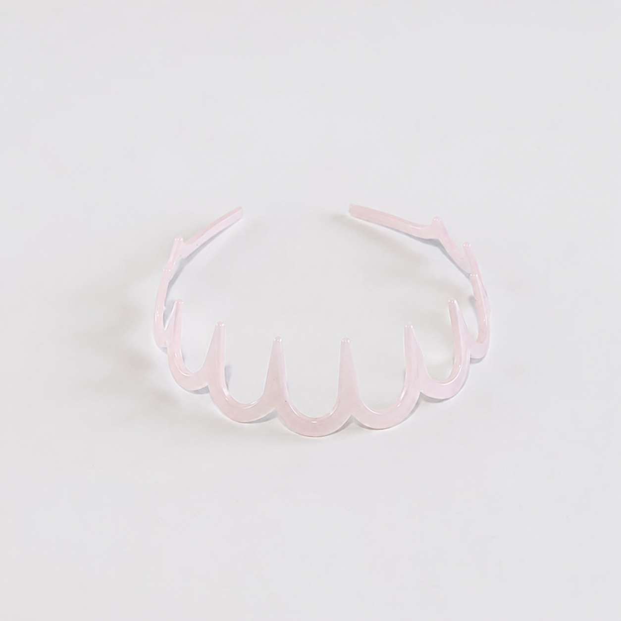 Wavy acrylic headband with teeth