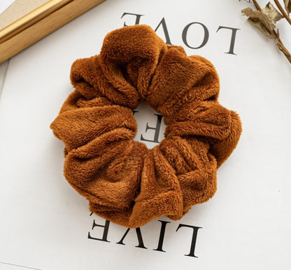 Teddy scrunchie in brown