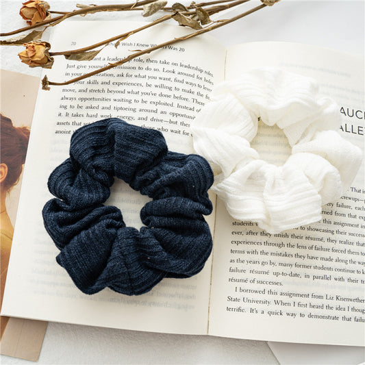 2-pack knitted scrunchies in Navy and White